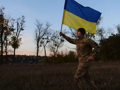 Soldat ucrainean care aleargă cu un steag - Foto: Freepik (rol ilustrativ)