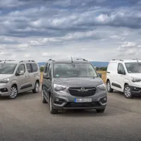 Modelul Opel Combo, bazat pe platforma EMP2 a Grupului PSA, este disponibil în varianta de lungime standard (4,40 m) sau XL (4,75 m).
