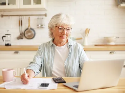 Cum pot cere pensionarii ajutorul de 50 lei la pensie, pentru plata facturii la energie electrică - Foto: Freepik (Imagine cu rol ilustrativ)