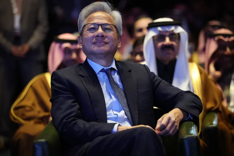 Jensen Huang, noua vedetă a business-ului global, ascultându-l pe Donald Trump la Saudi Investment Forum - Foto: Profimedia Images