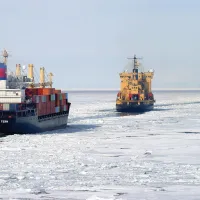 Spărgător de gheaţă rusesc deschizând drumul unor vase - Foto: Flickr/Military Sealift Command / imagine cu caracter ilustrativ