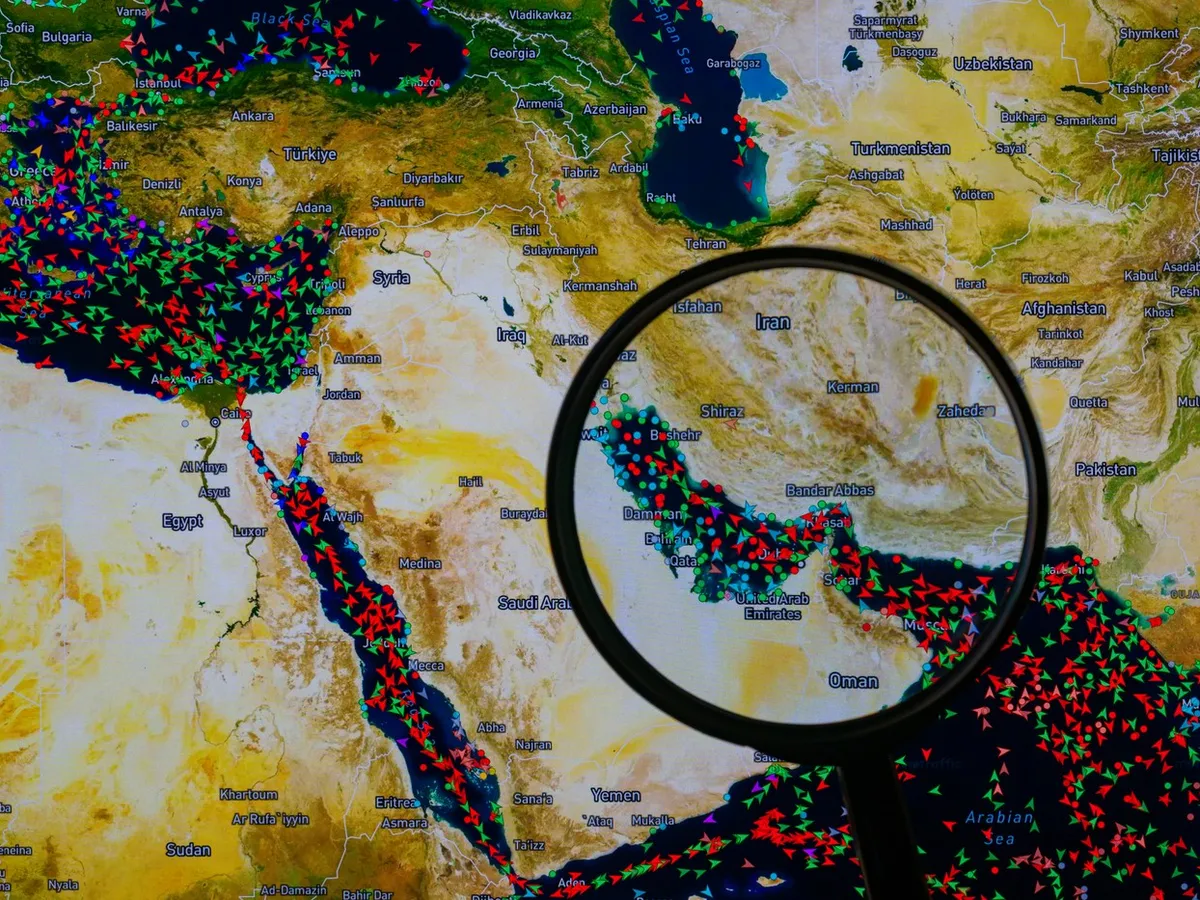 O mulțime de nave comerciale așteaptă deschiderea Strâmtorii Ormuz - Foto: Profimedia Images (imagine cu rol ilustrativ)