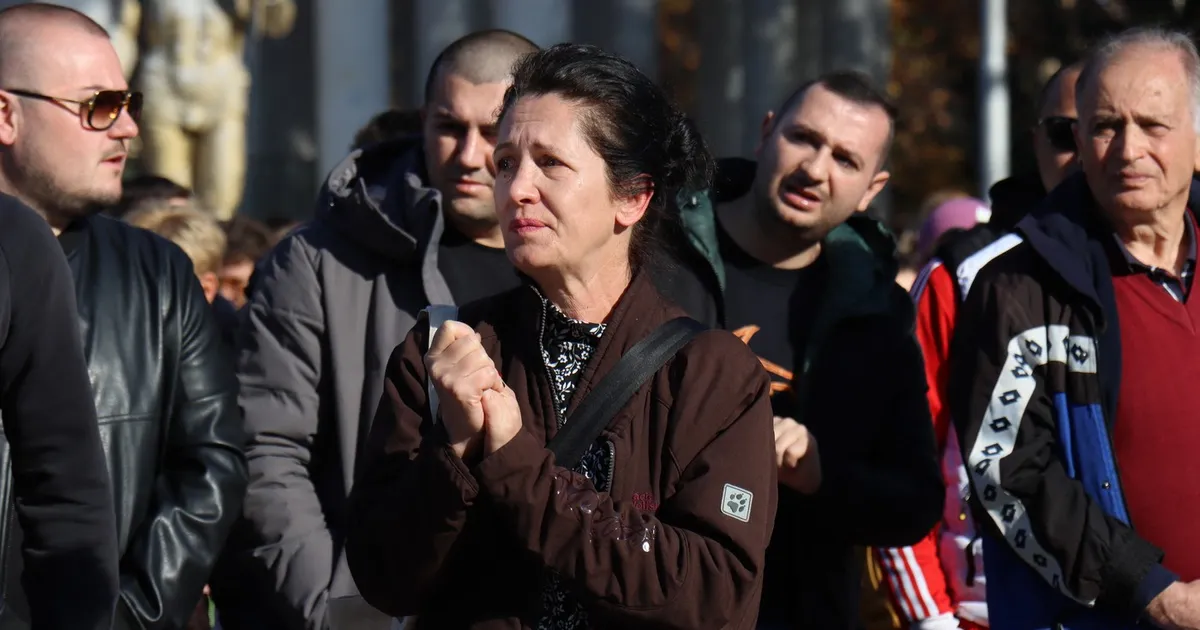 Mii de oameni cer justiție la Skopje pentru cele 63 de victime ale incendiului dintr-o discotecă • Newsweek România