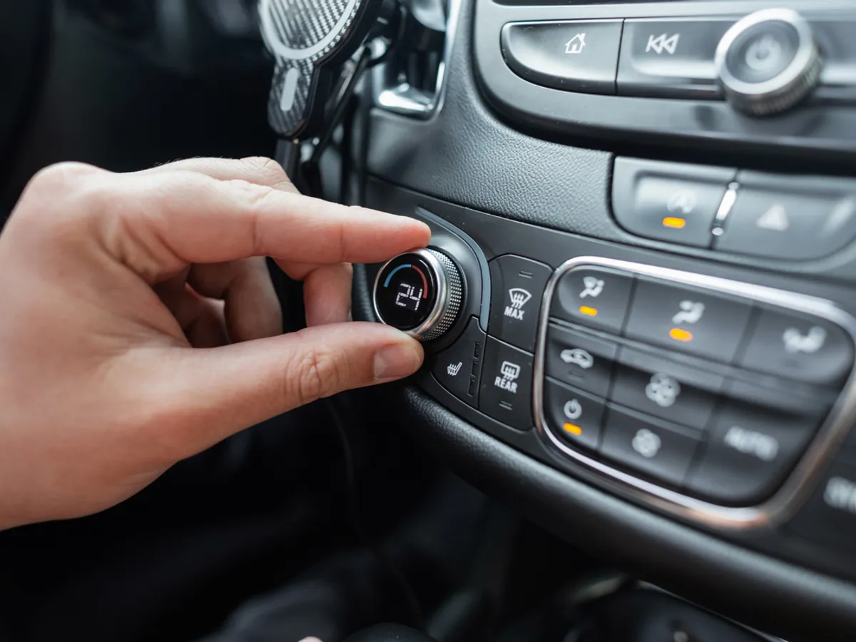 Aerul condiționat crește semnificativ consumul de benzină sau motorină, dar fără el interioarele mașinilor sunt adevărate cuptoare. - Foto: magnific.com