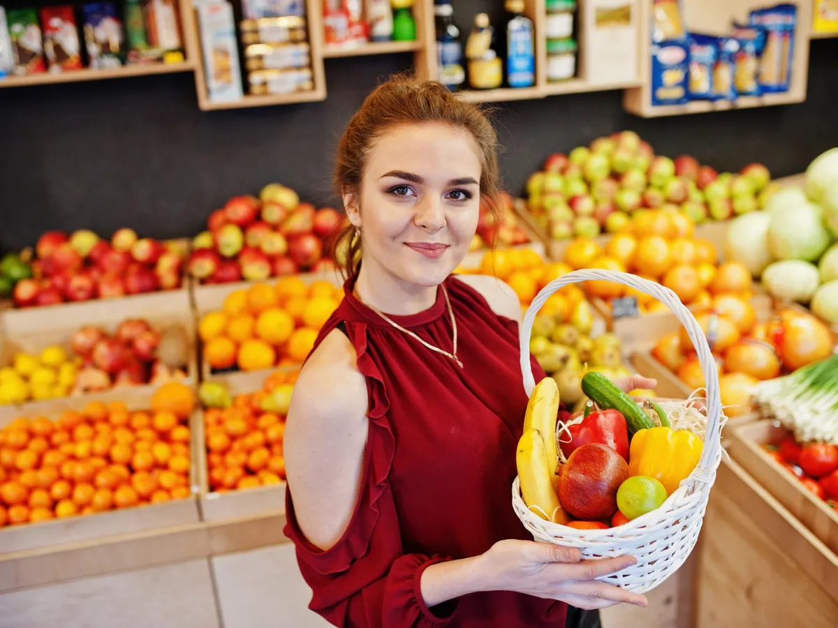 Femeie la piață - Foto: Freepik