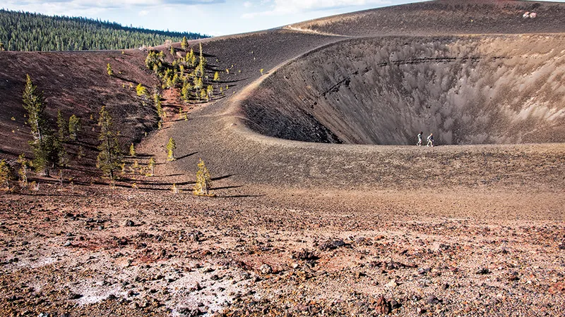 PERFORMANŢĂ DE VÂRF Parcul Vulcanic Naţional Lassen din California de Nord, deasupra, şi, în plan opus, cei şapte vulcani activi