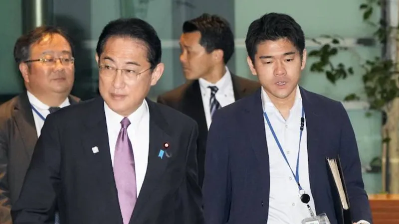 Premierul Japoniei și-a demis fiul din postul de secretar, după ce a dat o petrecere scandaloasă - Foto: Kyodo via The Japan Times