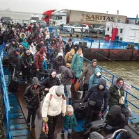 Refugiați ucraineni trecând în România pe la Isaccea