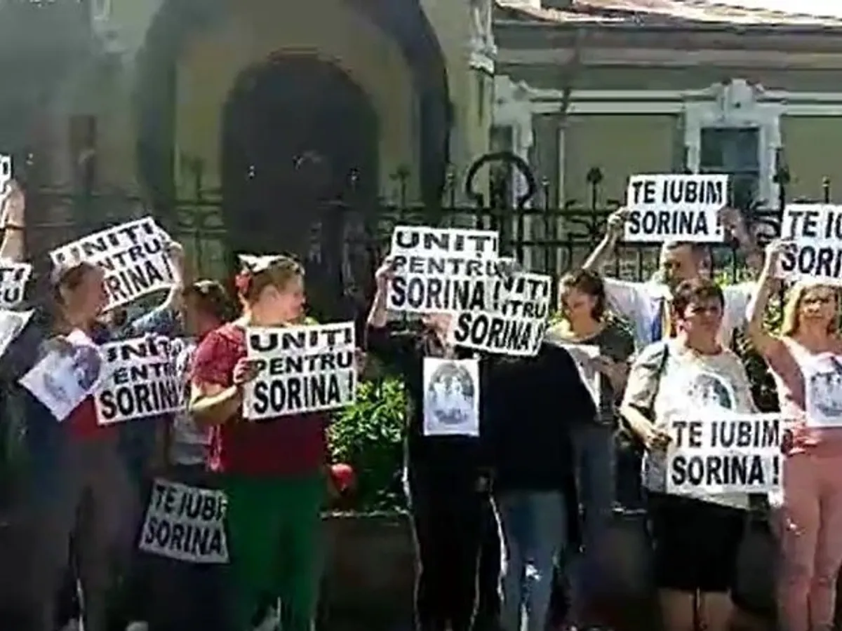 Protest al celor care cred că Sorinei i s-a făcut o nedreptate când a fost adoptată de familia Săcărin. FOTO: Jurnal de Craiova