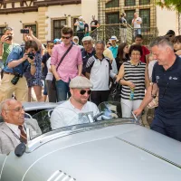 Marin Dumitrescu (stânga), la bordul unui BMW 328 pe străzile din Sinaia.