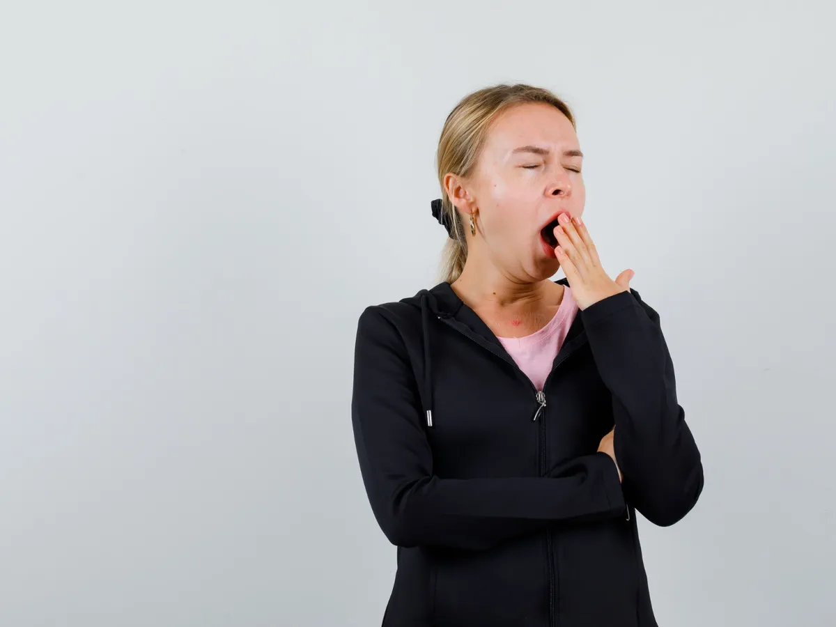 Femeie care cască - Foto: Freepik (Imagine cu rol ilustrativ)