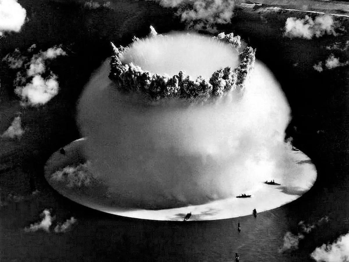 Un nor sub formă de ciupercă și o coloană de apă cauzate de o explozie nucleară subacvatică în Atolul Bikini din Insulele Marshall, în iulie 1946