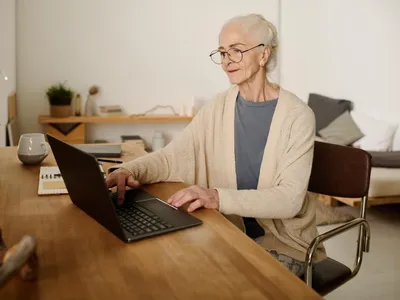 Pensionară la pensie - Foto: Freepik