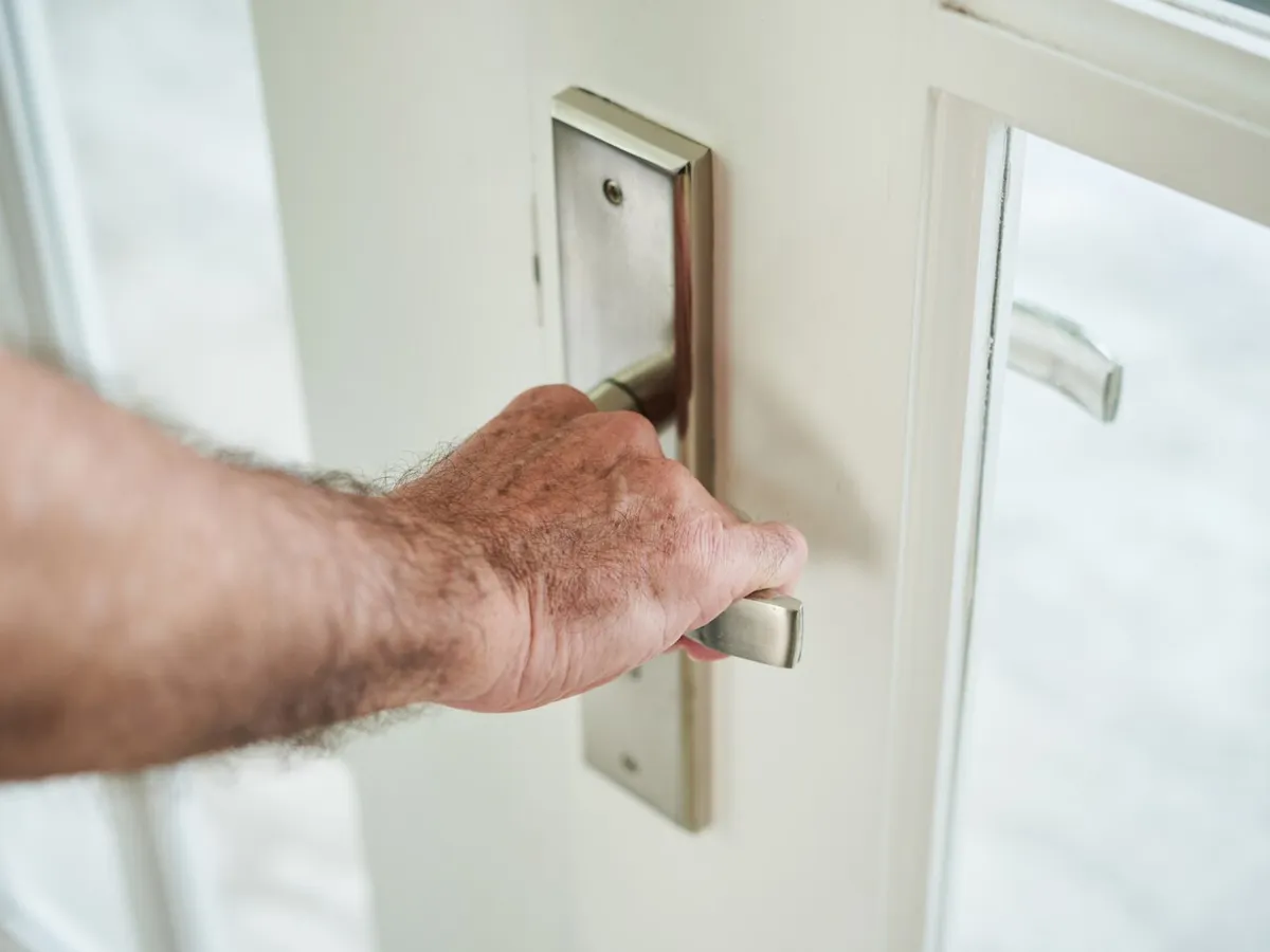 Escrocheria ”Ziua cafelei” îi lasă pe pensionari fără pensie. ”I-a cerut o semnătură și 100 de lei” - Foto: Freepik (rol ilustrativ)