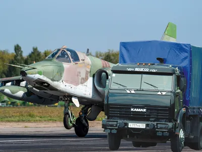 Un soldat rus s-a urcat la volanul unui camion și a distrus un avion de 20.000.000$. Cum a "reușit" - Foto: Profimedia images - Caracter ilustrativ