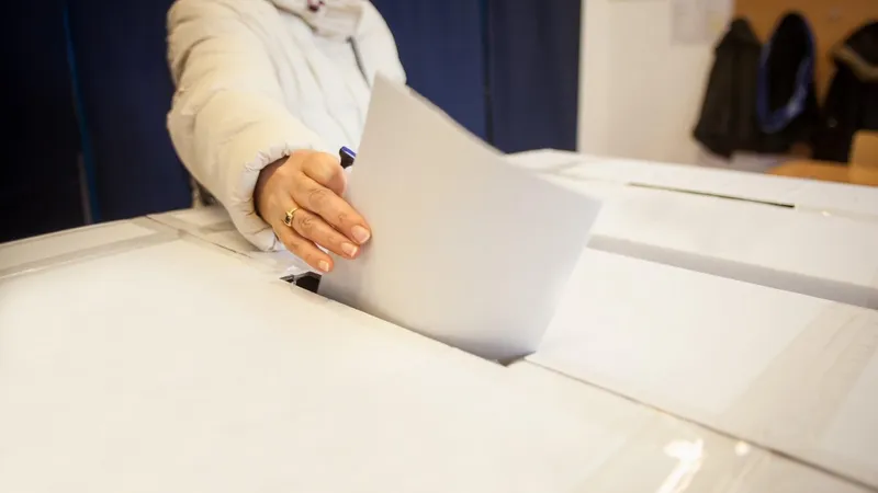 EXIT POLL. Rezultate alegeri: Ciolacu - 28%, Ciuca - 16%, Simion - 15% Lasconi - 14% - Foto: Profimedia images