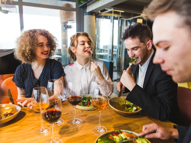 O femeie a avut parte de o surpriză de ziua sa, la restaurant. „Cadoul” pe care l-a găsit în mâncare - Foto: Freepik