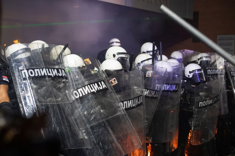 Serbia: 42 de persoane au fost arestate după o manifestaţie împotriva guvernului la Novi Sad