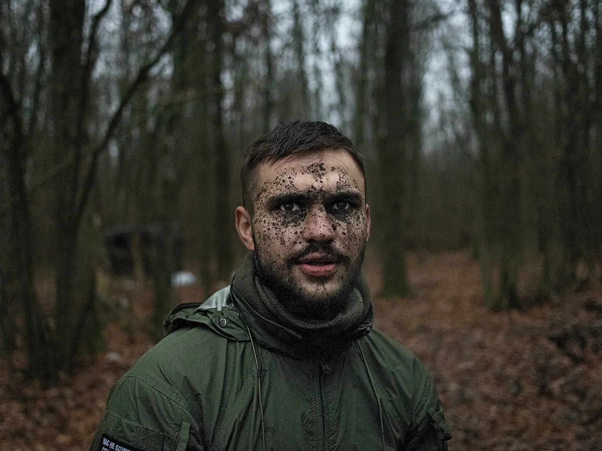 GATA DE RĂZBOI Un șofer de tanc din Akhmat Spetsnaz, la granița dintre Rusia și Ucraina, în regiunea Kursk, pe 9 noiembrie 2025