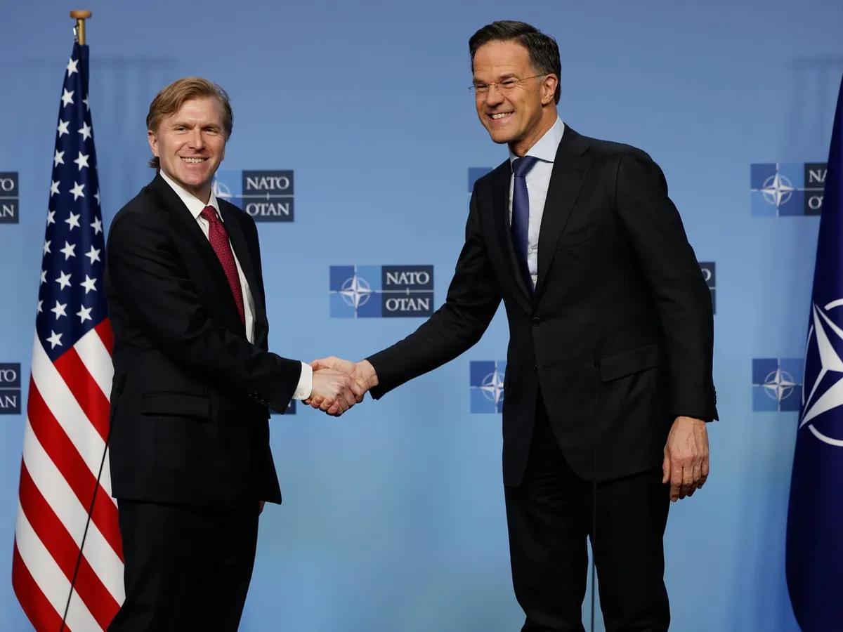 Secretarul general al NATO, Mark Rutte, dreapta, și subsecretarul american de stat pentru politica Apărării, Elbridge Colby - Foto: Profimedia Images