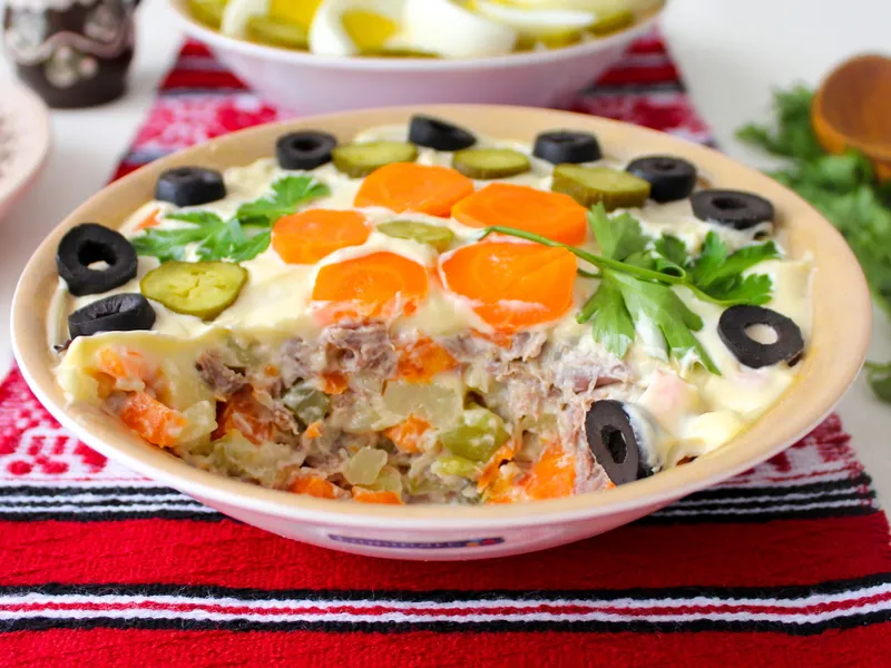 Cum prepari salata de boeuf pentru masa de Paște ca să țină mai mult la frigider? Ce maioneză faci? - Foto: Profimedia Images (imagine cu rol ilustrativ)