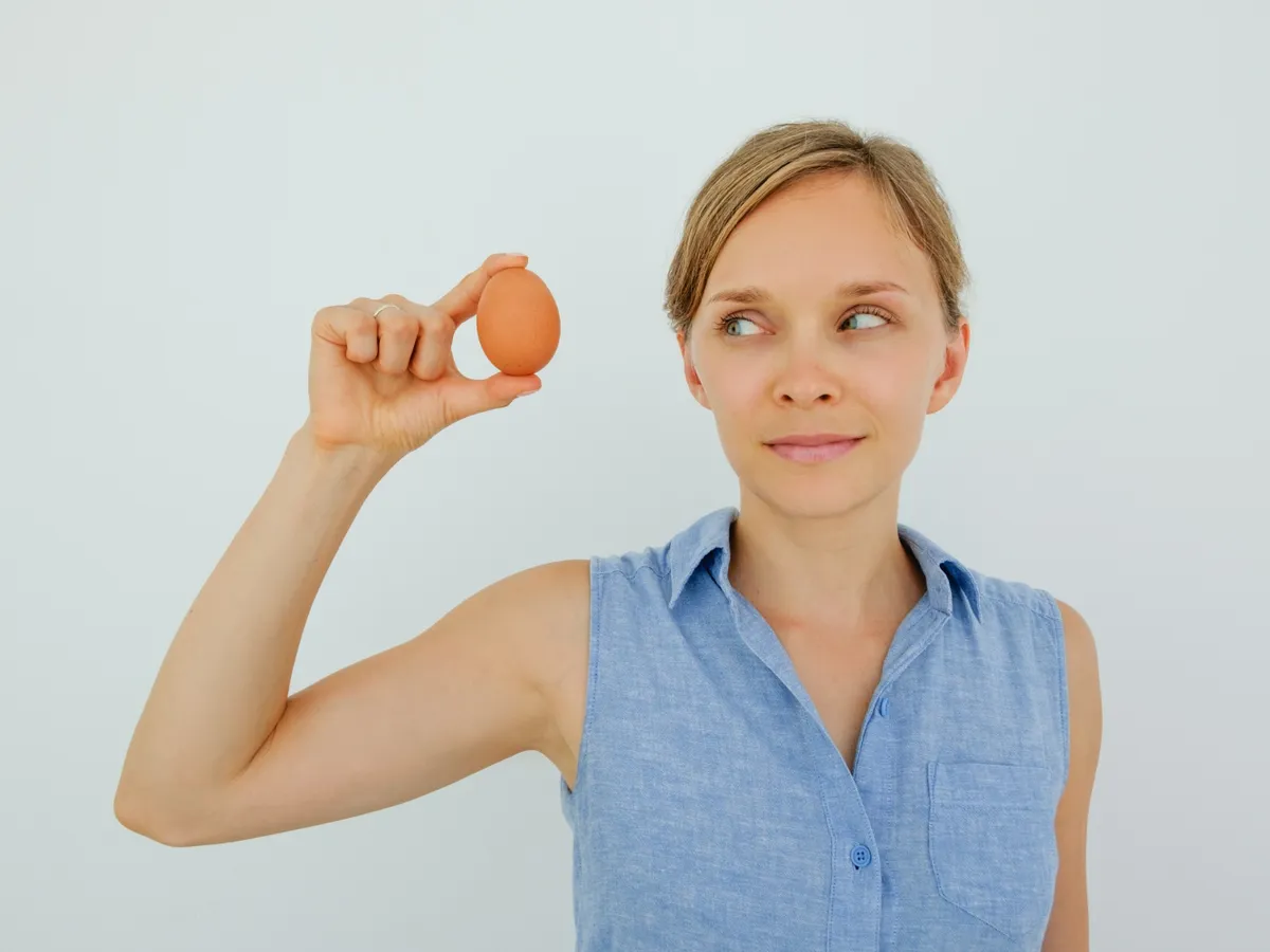 Femeie arătând iuă - Foto: Freepik