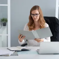 Foto:  Bugetarii au o singură variantă prin care își pot recupera sumele pierdute prin noile măsuri fiscale Sursa: Freepik