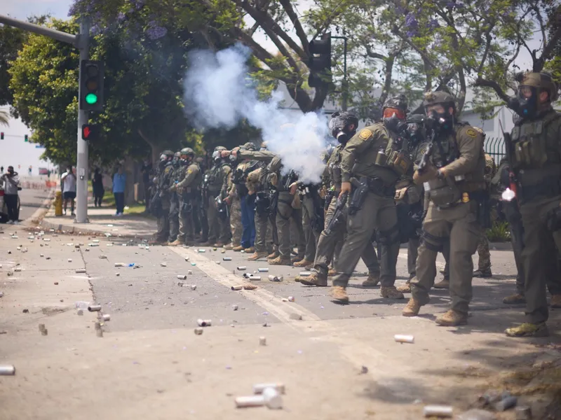 Forțele de ordine americane se confruntă cu protestatarii care nu sunt de acord cu măsurile lui Trump împotriva imigranților Foto: profimediaimages.ro