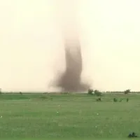 Vijeliile s-au întors. O tornadă puternică a luat pe sus acoperișul unei case din Brăila - Foto Captură video / imagini cu caracter ilustrativ