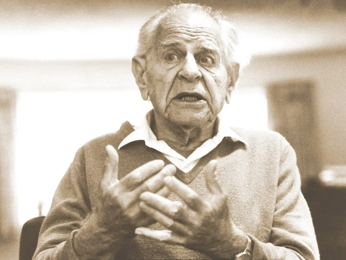 Filosoful  Karl Popper, evreu austriac fugit din calea naziștilor, i-a devenit mentor lui Soros la  London School of Economics and Political Science - Foto: Gulliver/ Getty Images