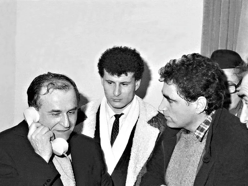Ion Iliescu vorbind la telefon, în sediul Comitetului Central - 23 decembrie 1989 - Foto: Agerpres