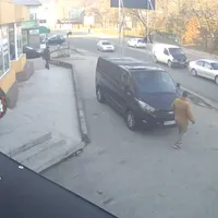 Momentul în care un șofer cu BMW lovește intenționat un bărbat Foto: captură video/Adevărul