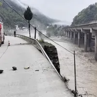 Ploi torețiale ucigașe, în China. Peste 20 de morți, un pod de autostradă luat de ape - Foto: captură video