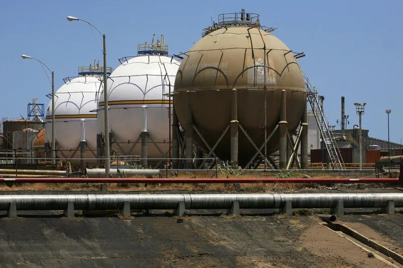 Complexul petrochimic Ana Mar&iacute;a Campos, principalul procesator de gaz metan din vestul Venezuelei - Foto: Profimedia Images