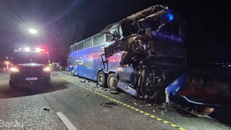 Accident între un autocar cu 76 de ucraineni, între care 29 de copii, și un TIR, pe E85, în Bacău. / Foto: ISU Bacău