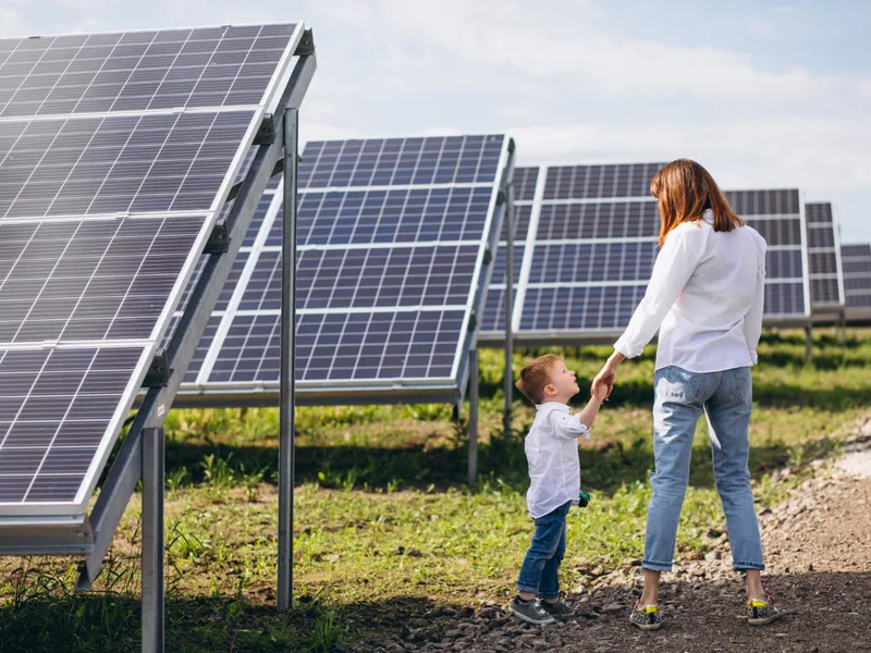 Câmp de panouri fotovoltaice - Foto: Freepik