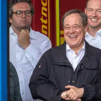 Potenţialul succesor al Angelei Merkel a izbucnit în râs la o vizită la victimele inundațiilor. Foto Captură video