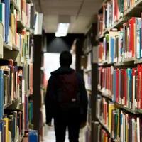 Elev în bibliotecă Imagine cu rol descriptiv Foto: Unsplash.com
