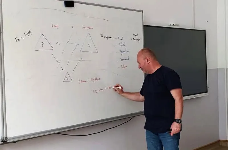 Cristian Păun predând - Foto: Facebook/Cristian Paun