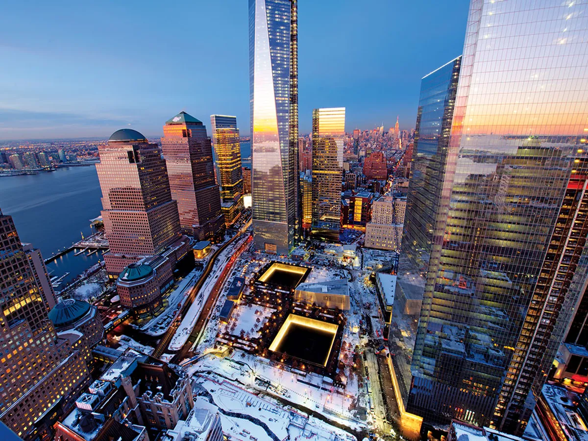 Locul WTC din New York așa cum arată azi, ancorat de One World Trade Center și de doi stâlpi, construit pe fundația turnurilor nordice și sudice