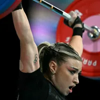 Românca Mihaela Cambei a luat medalia de argint în competiţia de haltere de la Jocurile Olimpice - Foto: AFP