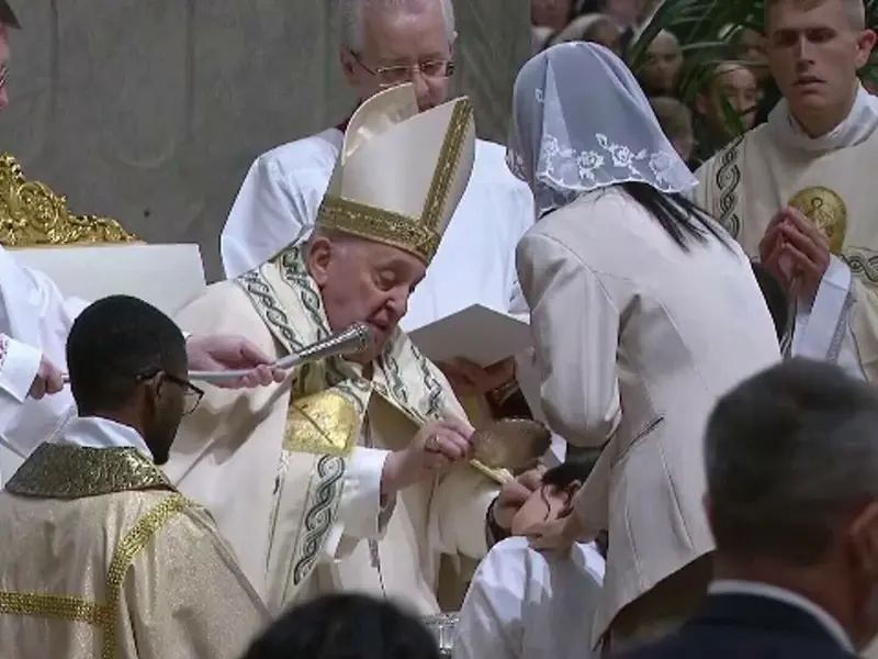 Papa Francisc adus în scaun cu rotile în Bazilica Sf. Petru de Paștele Catolic. Care este starea lui - Foto: Profimedia / imagine rol ilustrativ