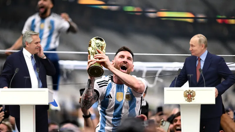 Putin l-a sunat pe președintele Argentinei pentru a-l felicita pentru victoria de la Cupa Mondială - FOTO: Profimedia