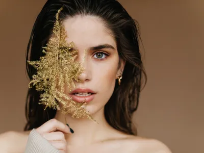 Femeie poartă aur - Foto: Freepik