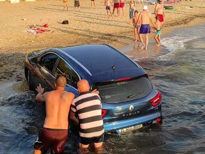 Un român a ajuns cu mașina în mare, pe o plajă din Grecia: „A crezut că e la Mamaia” Foto:facebook/Forum Thassos