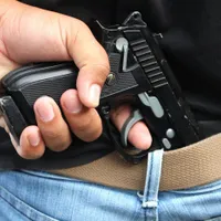 Jaf armat cu pistol de plastic. Tânăr, prins după ce a furat 7.000 de lei dintr-o sală de păcănele - Foto: Profimedia images
