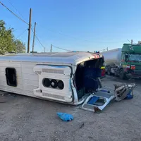 Un TIR a încercat să depășească un microbuz și l-a acroșat. / Foto: Fii Informat Umbraresti, Facebook