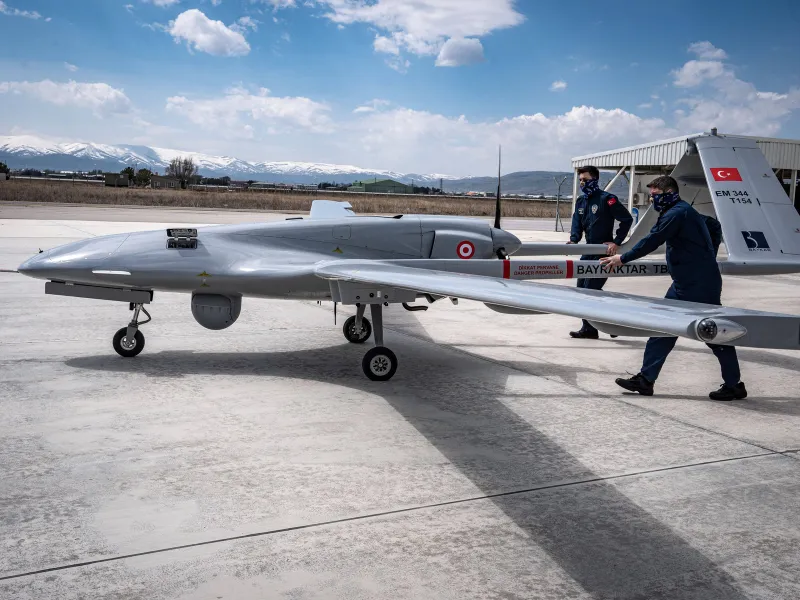Dronele Bayraktar TB2 ca ale României folosesc acum o rachetă cu AI care vânează aparate fără pilot - Foto: Profimedia Images