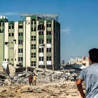 INFRASTRUCTURĂ ÎN RUINE Asistența medicală pentru toate afecțiunile este greu de găsit în Gaza, pe fondul războiului. Mai jos, spitalul Al-Salam din Khan Younis, avariat în aprilie.
