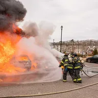 Stingerea unei mașini electrice, o mare problemă. Pompierii români, antrenați de specialiști Renault - Foto: safetyandhealthmagazine.com - Imagine cu rol ilustrativ